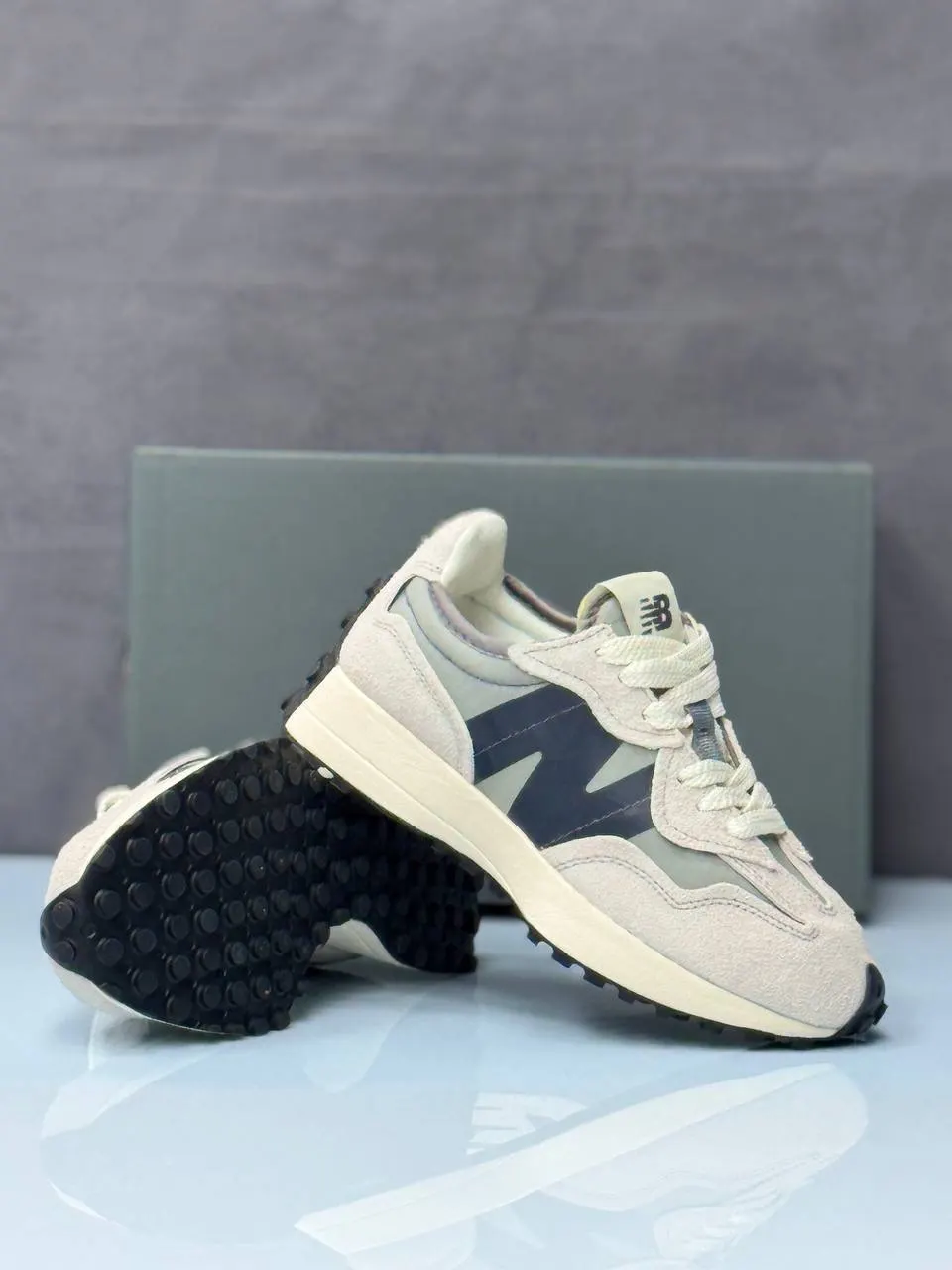 New Balance 327